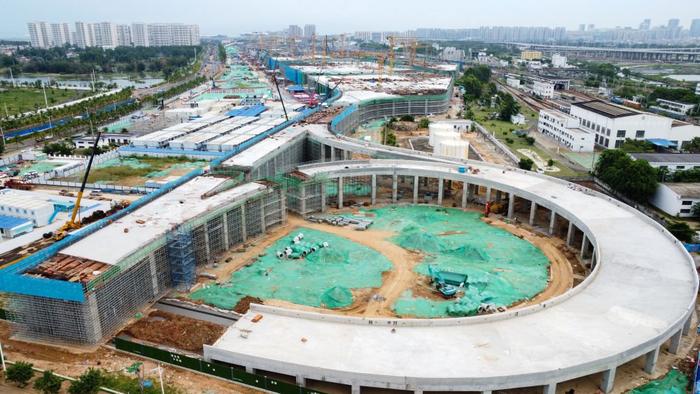 9月9日拍摄的海口新海港和南港“二线口岸”(货运)集中查验场所建设项目(无人机照片)。该项目是海南自贸港封关运作重点项目。新华社记者 杨冠宇 摄