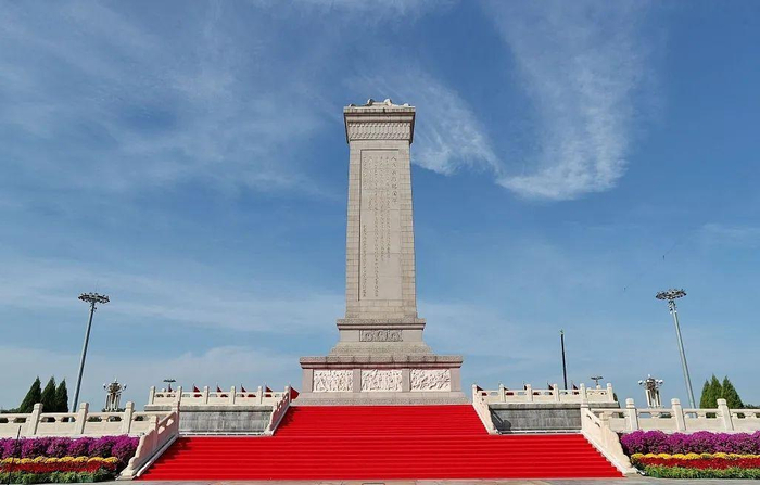 革命先烈的血与魂八个闪着金光的大字庄严巍峨人民英雄纪念碑北京