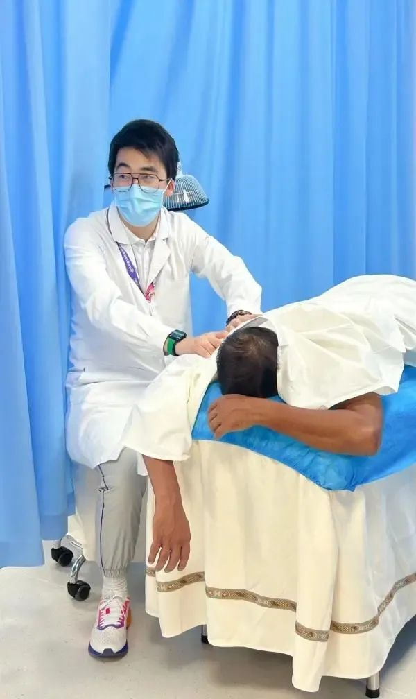 亚运村综合门诊部中医推拿科，医生正为运动员按摩。