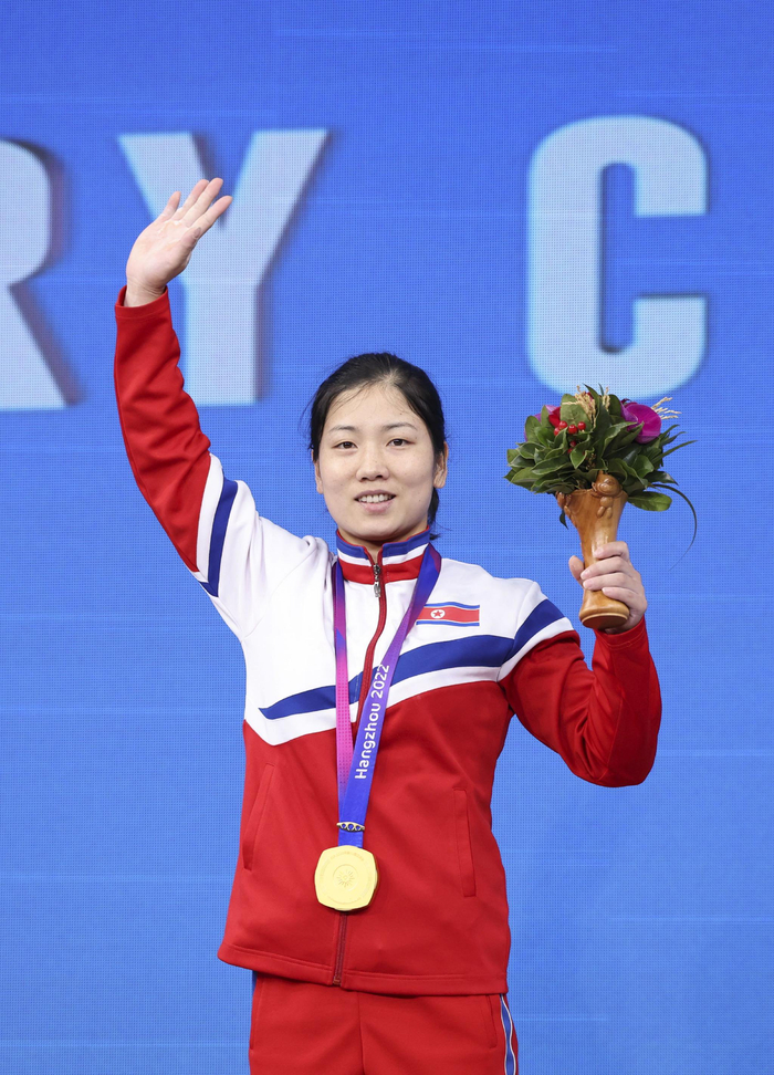 举重女子55公斤级朝鲜选手包揽冠亚军