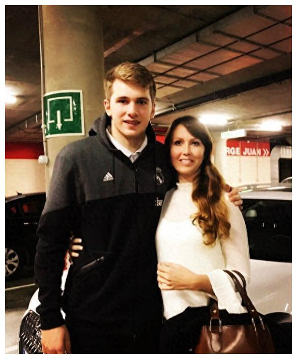 东契奇的超模妈妈,单身48岁,遭勇士球星追求!