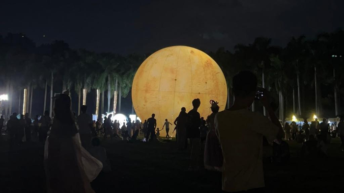 众多游客前往南宁青秀山风景区游玩。新华社记者陈一帆 摄