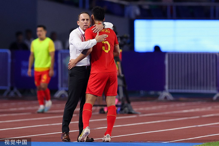 亚运男足主帅久尔杰维奇拥抱队长朱辰杰。