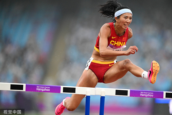 林雨薇100米栏夺金。