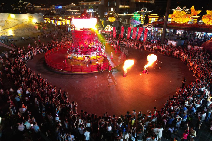 “南宁之夜”街区热闹非凡。（孟兆征 摄）