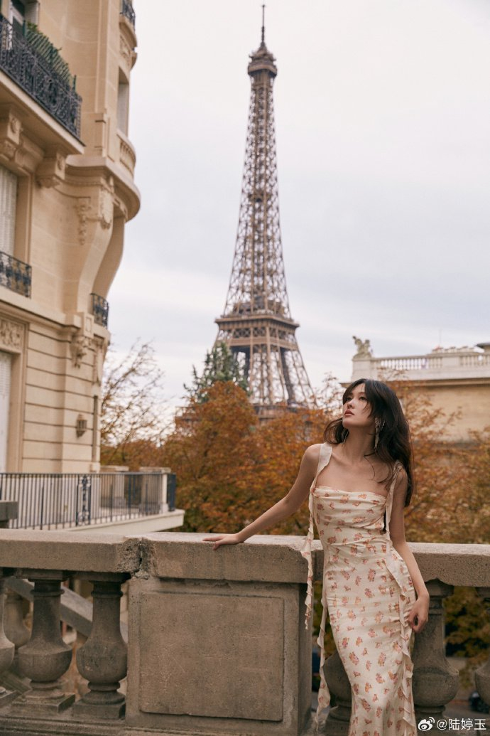 被质疑"不配出席时装周",十八线女星正面回应