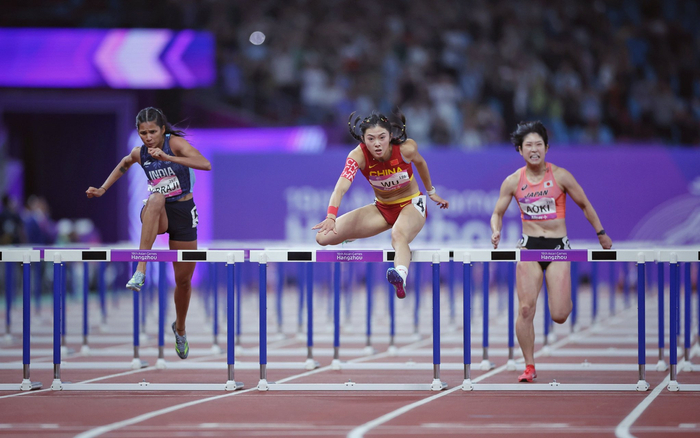 吴艳妮（中）被取消成绩。  新京报记者 薛珺 摄