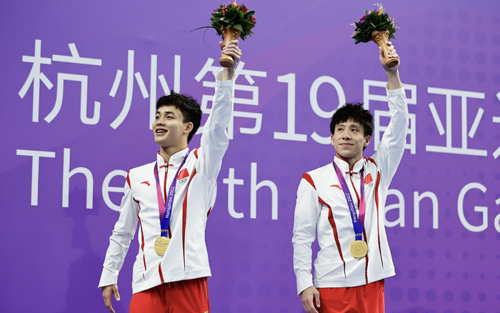 因为心有不甘，选择复出的何超（右）和搭档严思宇摘下亚运会男子双人3米跳板金牌。杭州亚组委供图