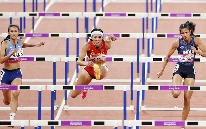林雨薇（中）决赛延续良好状态。  新京报记者 王贵彬 摄