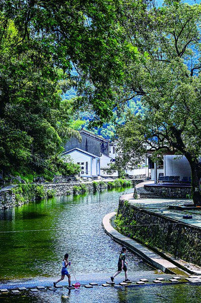 游客在浙江省宁波市鄞州区城杨村游玩，该村是宁波“最美精品线路”的重要节点。新华社发