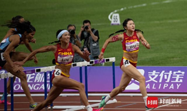 冲线瞬间 陈甘露摄