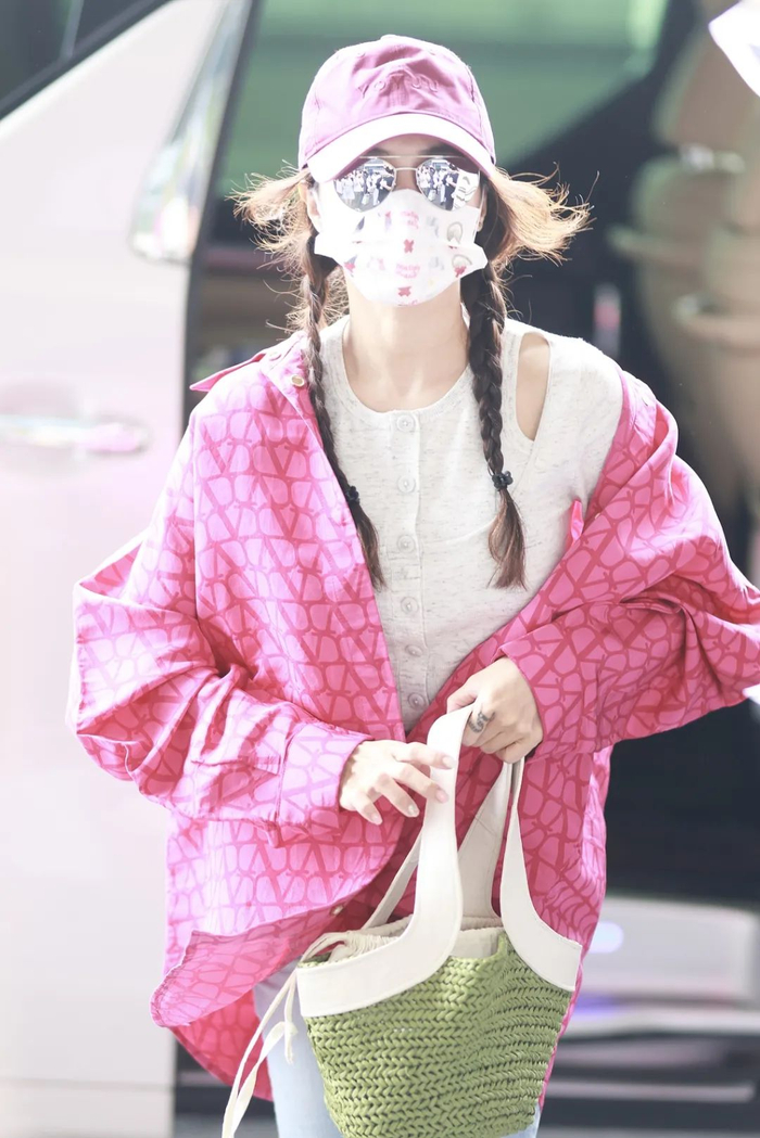 9月24日,奚梦瑶现身上海虹桥