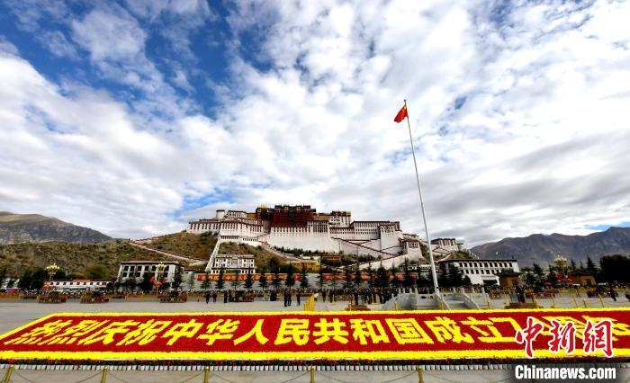 西藏布达拉宫广场举行升国旗仪式|布达拉宫|西藏|拉萨市_新浪新闻
