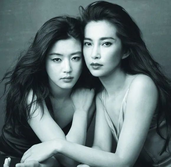 不仅是韩国本土版《vogue》,2011年,宣传大片《雪花秘扇》期间,全智贤
