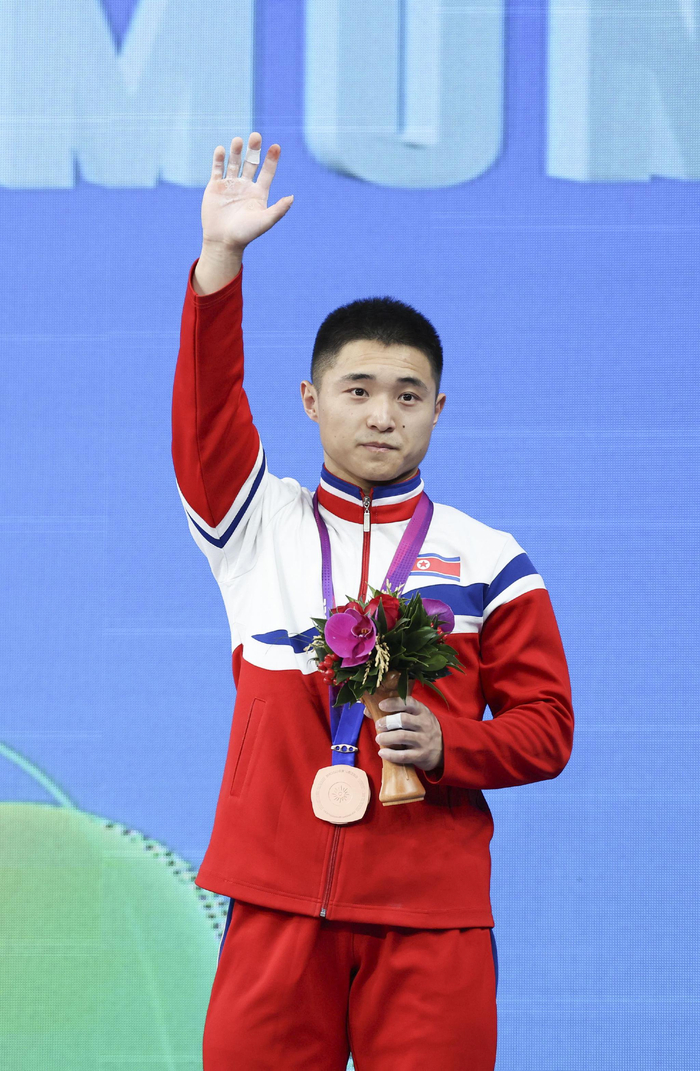 举重——李发彬获男子61公斤级金牌|举重|朝鲜|杨磊_新浪新闻