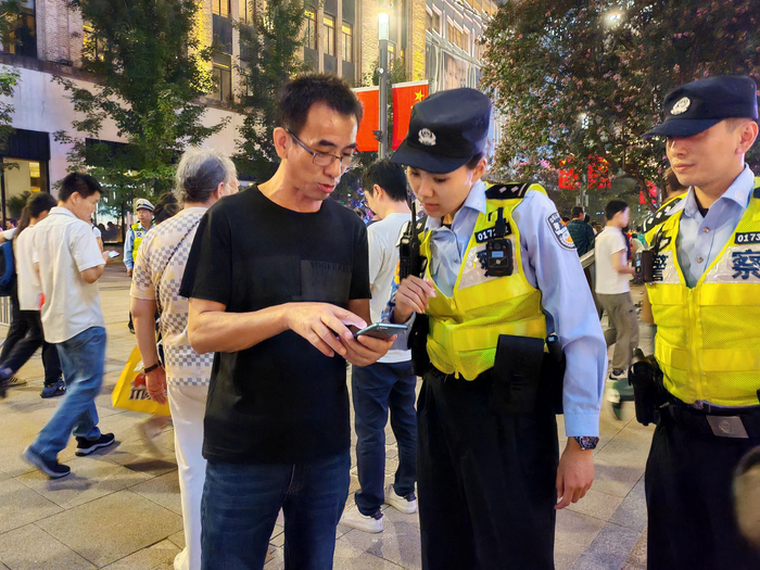 中秋节当天徐懿在南京路执勤为游人们指路。黄浦分局 供图
