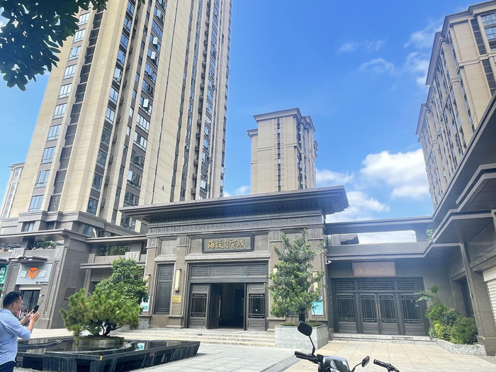 小编来到海投自贸城小区,确实有不少人在看房,门