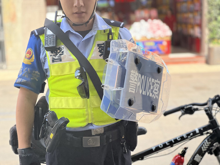 徐懿展示车上的装备。澎湃新闻记者 朱奕奕 摄