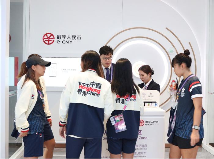 亚运会上香港代表团体验数字人民币  用“转数快”充值连呼方便