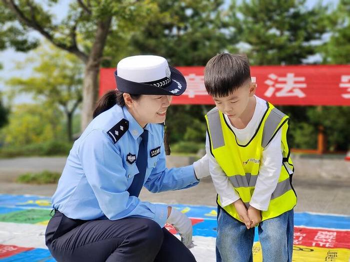 “畅行山东交警同行” 济宁交警开展中秋国庆交通安全主题宣传活动 交警 济宁市 交通安全 新浪新闻