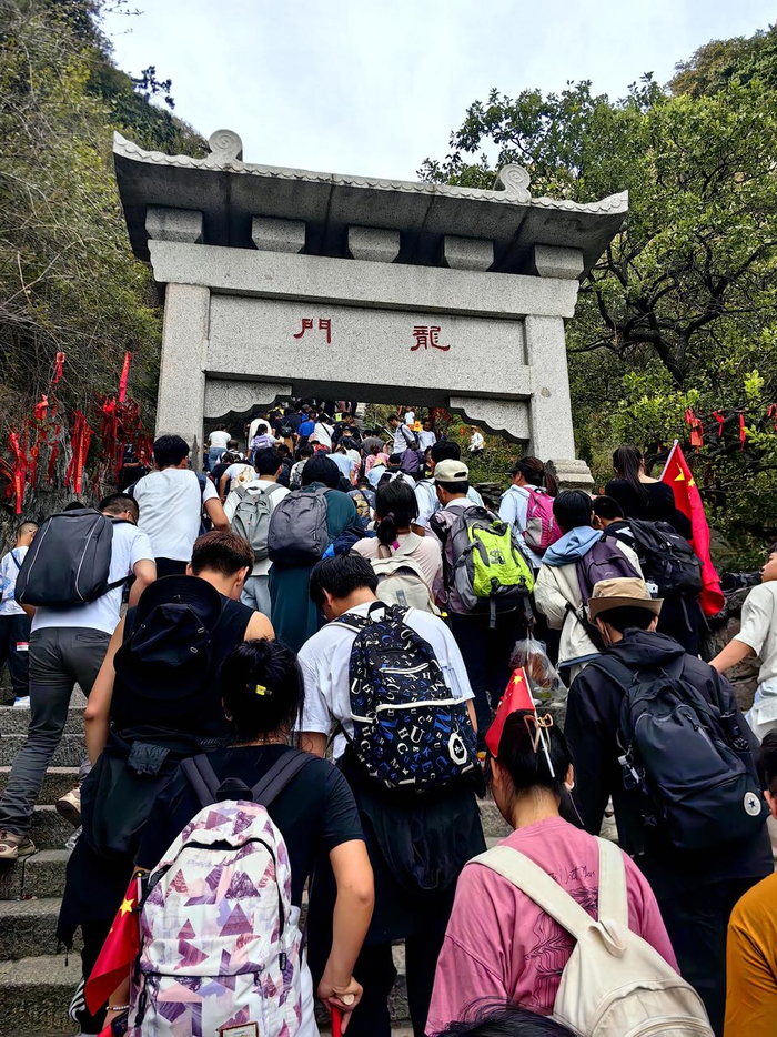 泰山国庆游客年轻人占八成,新疆闺蜜带红旗登山,游客抢着来合影|泰山