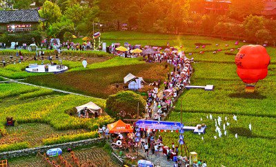 湖南省张家界市黄龙洞景区举办“田园市集庆秋收”活动。新华社发