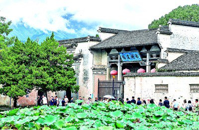 游客在安徽省黄山市黟县宏村内游览。新华社发