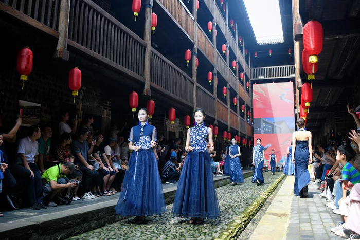 韶关始兴百年围楼里上演时装秀客家国潮礼赞祖国