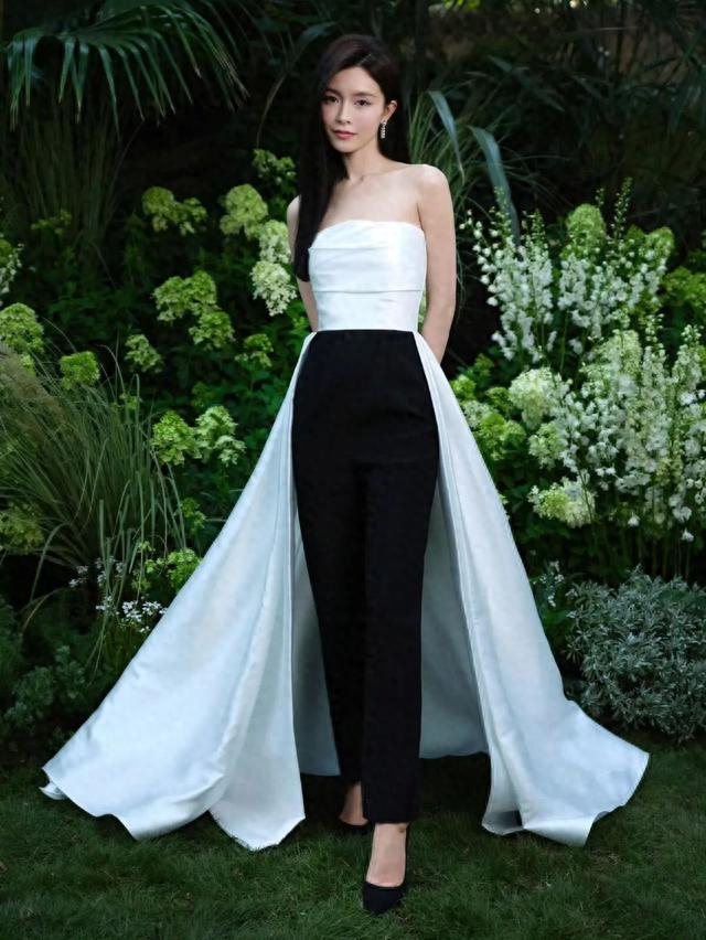 文咏珊太会博眼球,穿白色抹胸配黑裤子,身材不见一丝赘肉|文咏珊|抹胸