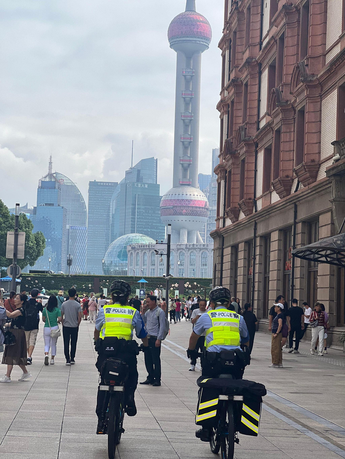 徐懿和搭档日常骑行巡逻南京路步行街。澎湃新闻记者 朱奕奕 摄