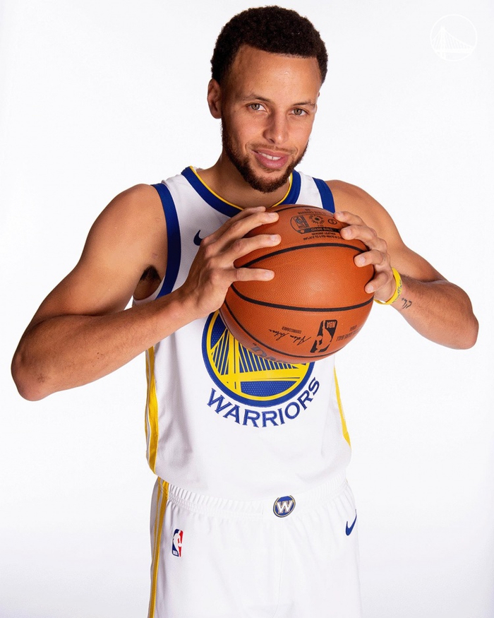 勇士官方晒库里历年定妆照:第15个媒体日即将到来|勇士|斯蒂芬·库里