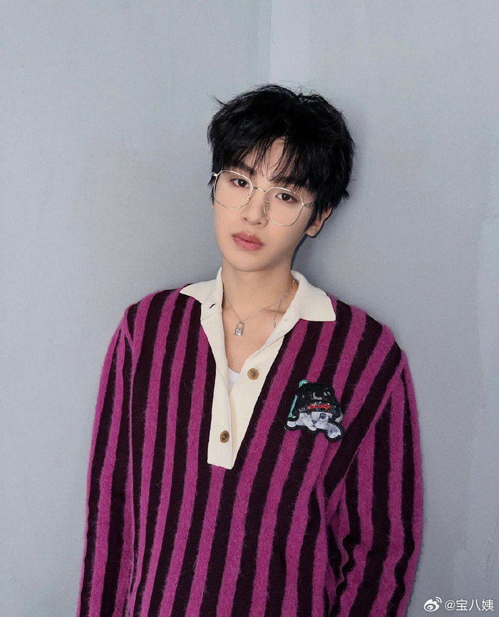 黄明昊多戴眼镜吧,好帅|黄明昊_新浪新闻