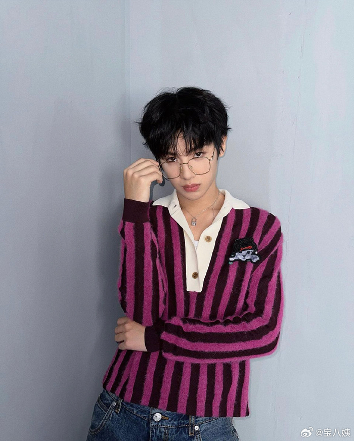 黄明昊多戴眼镜吧,好帅|黄明昊_新浪新闻