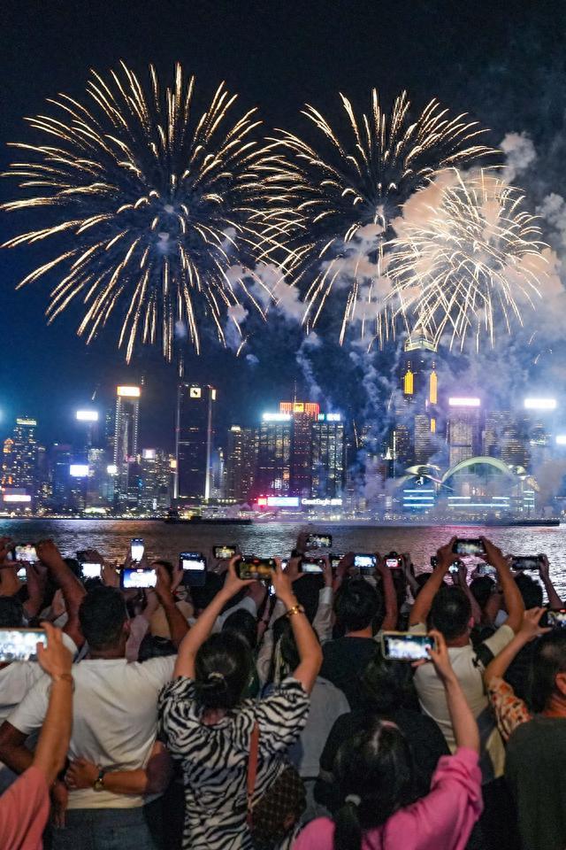 图集|庆祝新中国成立74周年,3万枚烟花闪耀香港夜空