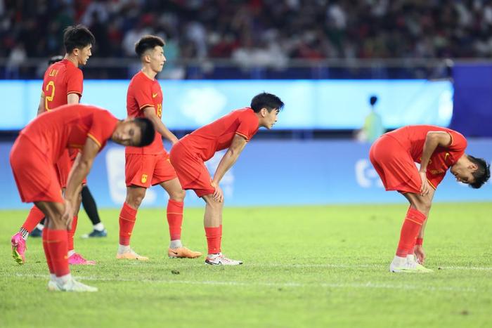　　10月1日，中国队球员在比赛中。新华社记者 兰红光 摄