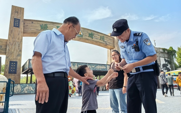 民警和游客互动讲解游园安全知识。图源：北京市公安局大兴分局