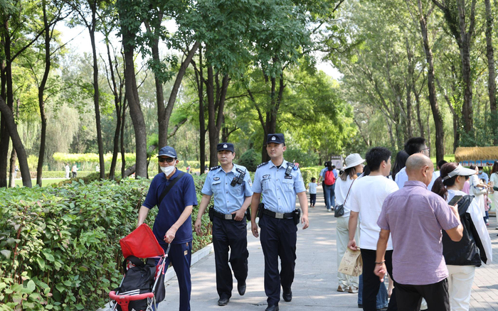 民警在野生动物园重点区域进行巡逻。图源：北京市公安局大兴分局
