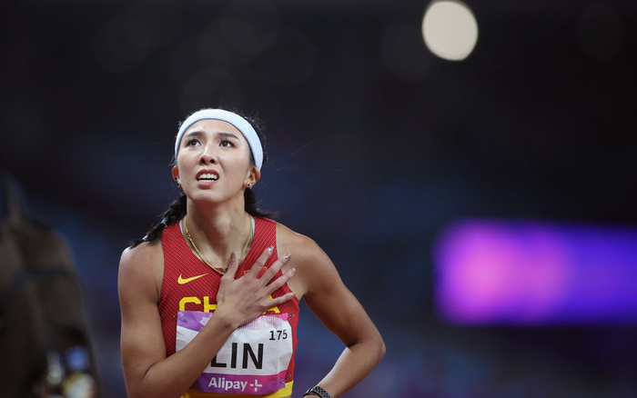 10月1日晚，林雨薇亚运会女子100米栏摘金。  新京报记者 薛珺 摄