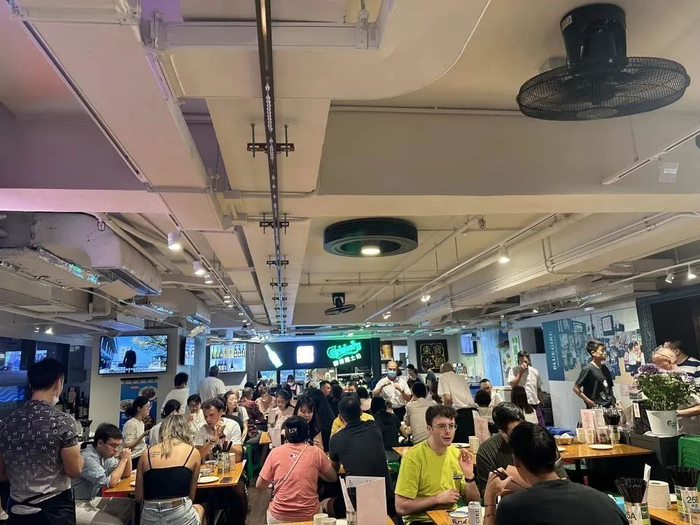 （图为餐厅夜间12点左右的现场图，罗曼/拍摄）