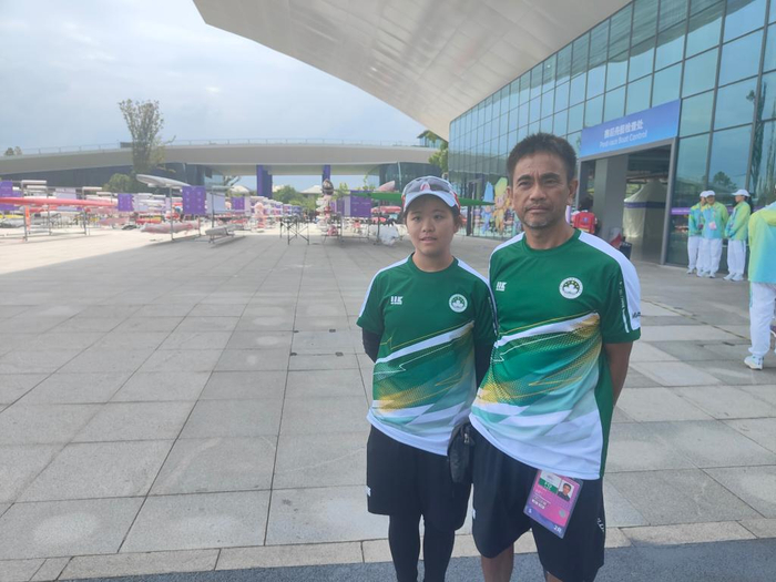 图为沈澄（左）接受记者采访。