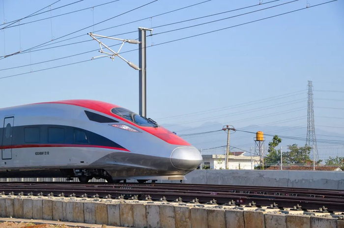 8月25日在印度尼西亚万隆的雅万高铁德卡鲁尔动车所附近拍摄的一辆雅万高铁列车。&nbsp; 新华社记者 徐钦 摄