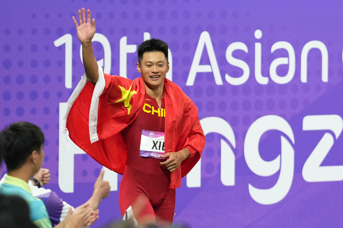9月30日，中国选手谢震业在比赛后庆祝。新华社记者 孙非 摄