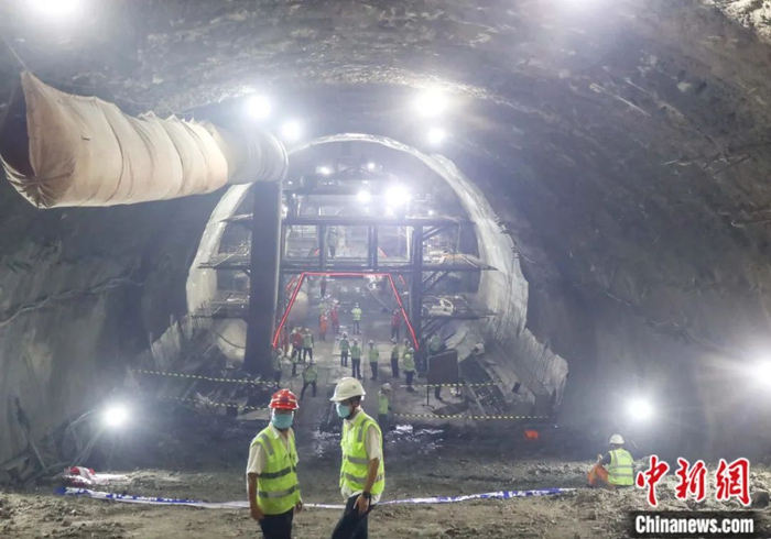2022年2月18日，印尼雅万高铁全线最长隧道——6号隧道顺利贯通。中国中铁雅万高铁项目部 供图