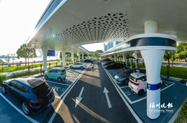 位于马尾东江滨的光储充检智能超充站。记者 林双伟 摄