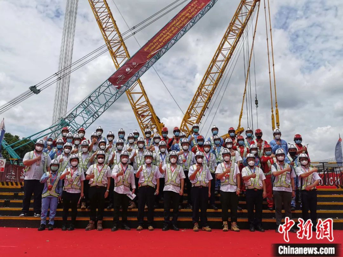 2020年12月15日，印尼雅万高铁全线重要控制性工程——1号隧道顺利贯通。图为中印尼建设者合影。游启涛 摄