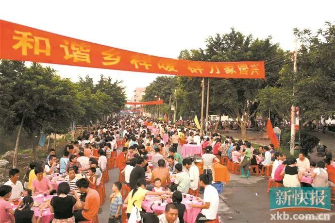 骑马公诞时村民聚餐，简直就是一个大派对。