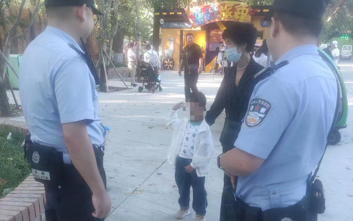 小朋友与家人走散，民警帮忙找到家属。图源：北京市公安局大兴分局