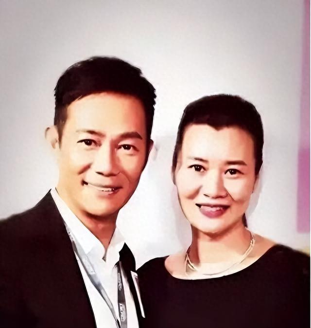 戏外的张兆辉是个好老公,好爸爸,他和圈外妻子结婚多年,两人的感情