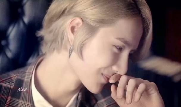 王一博香奈儿金发让我梦回uniq时期的白牡丹啦以前真的好稚嫩啊