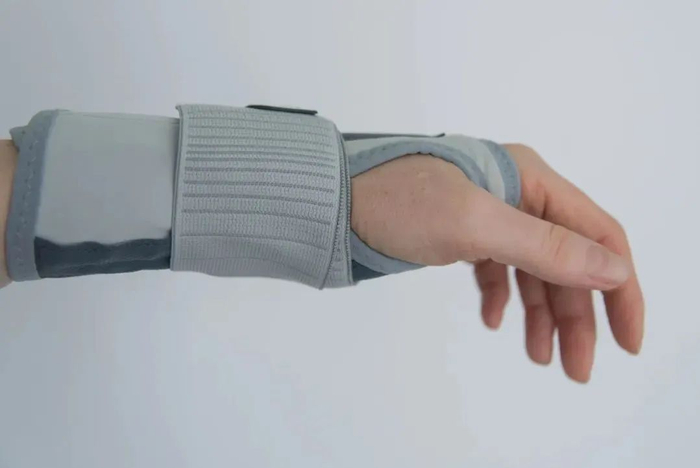 打游戏也会受伤还怪疼的嘞